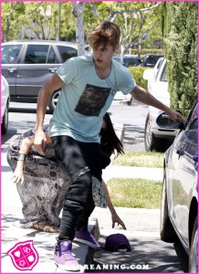 Justin Bieber Attacks Photographer