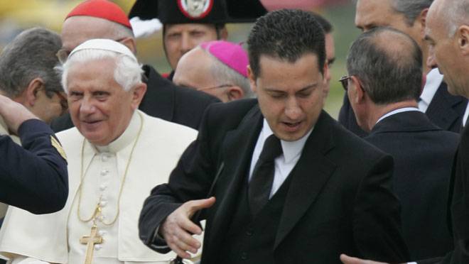 Pope Benedicts butler arrested in Vatileaks scandal