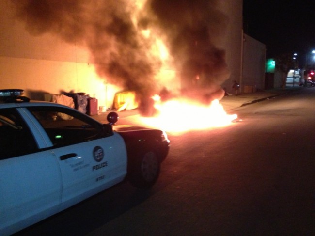Los Angeles: Officer Rescues Woman from Burning Tent  