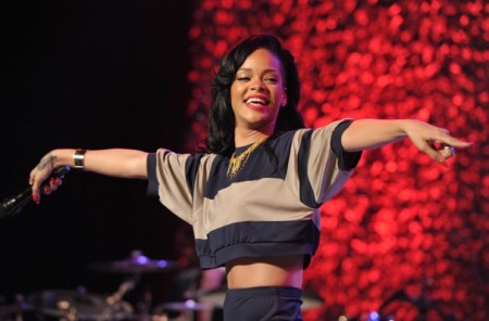 Rihanna shows up late for charity event