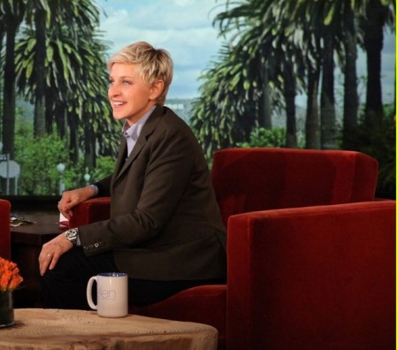 The-Ellen-Degeneres-Show-8th-November-miley-cyrus-32697994-1222-832