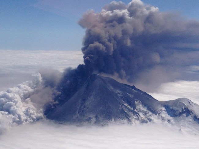Alaska Volcan Erupts Causing Disruption