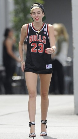 Miley Cyrus sans pants?