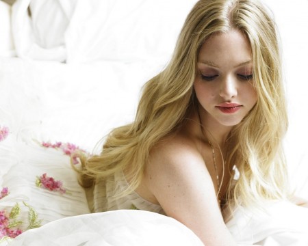 Amanda Seyfried on the Cover of Elle.