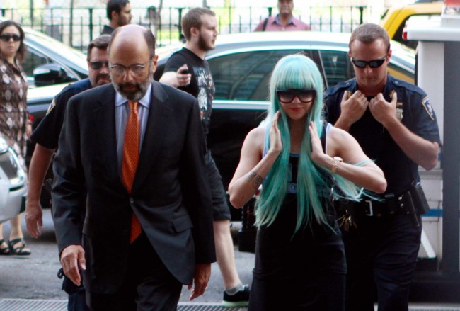 Amanda Bynes Calls Obama Ugly While Wearing Smurf Wig