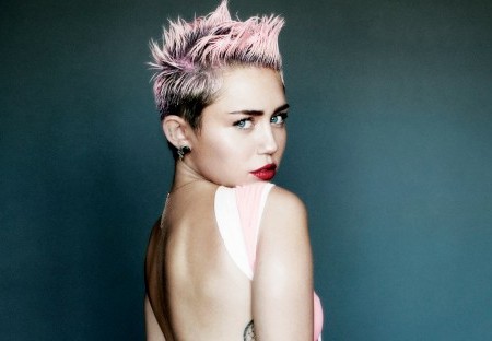 Miley Cyrus: Hemsworth Dumped Her Before VMA