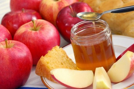 News of Rosh Hashanah While Rabbi Rocks it to Daft Punk! [Video]