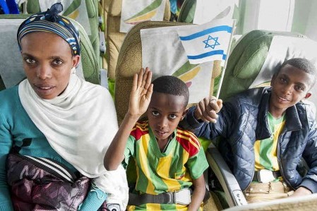 News of Rosh Hashanah While Rabbi Rocks it to Daft Punk! [Video]