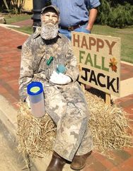 Case of the Missing Uncle Si Scarecrow Cracked 2 537276_10201249271172564_955428667_n