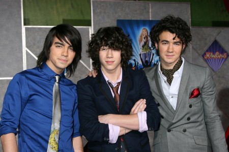 Jonas Brothers Breaking Hearts 1 Brothers