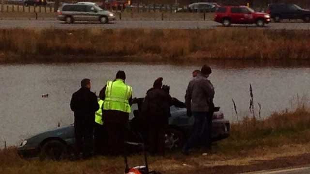 Minnesota mother plunges car into pond