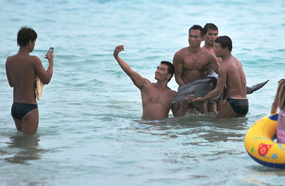 Dolphin Dies in China by Tourists Forcing it to Take Photos 1 Tourist in China force a dolphin to take photos and it dies