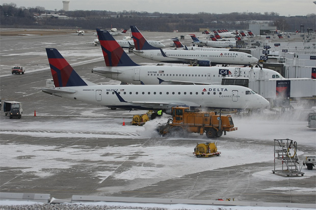 Taxiway Slide Keeps Delta Airlines Passengers on the Ground 1 taxiway