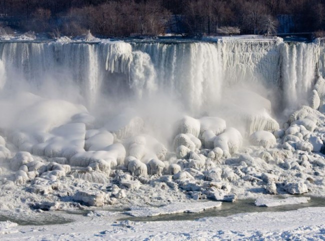 Niagara Falls Frozen or Not? 1 Niagara Falls in winter