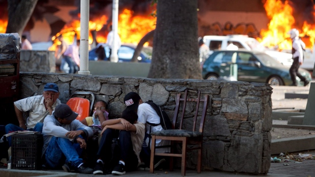 Venezuelans Divided on Political Future as Violence Erupts in Caracas 2 Venezuelans