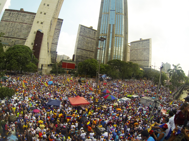 Venezuelans Divided on Political Future as Violence Erupts in Caracas 1 Venezuelans