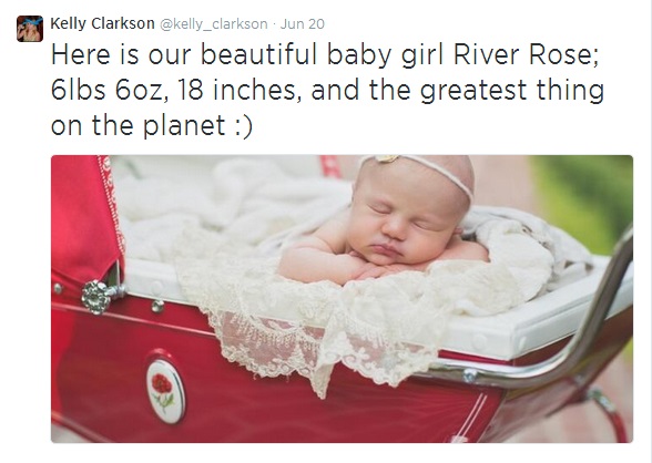 Kelly Clarkson reveals her baby girl on Twitter Clarkson