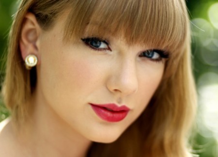 Taylor Swift Dresses Down to Be on Tonight Show (Video)